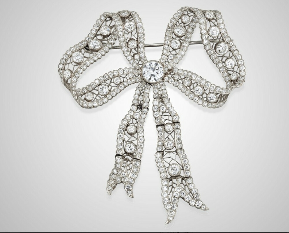 蝴蝶结胸针
镶嵌旧式切割钻石。