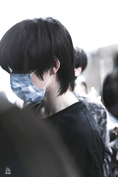 其实头发多一点也好 这样我喜欢的你就多一点 但请不要让我太多的喜欢遮住你的眼睛ฅ( ̳• ◡ • ̳)ฅ