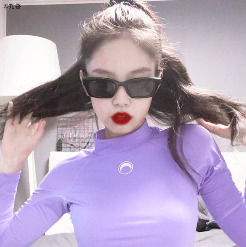 -jennie
又是为妮总提包的一天
禁止二改 二传注明dt判警blink-
-赏图愉快