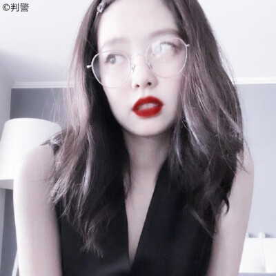 -jennie
又是为妮总提包的一天
禁止二改 二传注明dt判警blink-
-赏图愉快