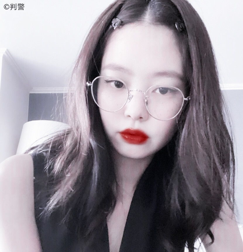 -jennie
又是为妮总提包的一天
禁止二改 二传注明dt判警blink-
-赏图愉快