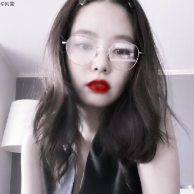 -jennie
又是为妮总提包的一天
禁止二改 二传注明dt判警blink-
-赏图愉快