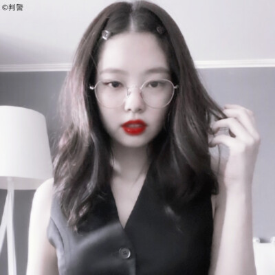 -jennie
又是为妮总提包的一天
禁止二改 二传注明dt判警blink-
-赏图愉快