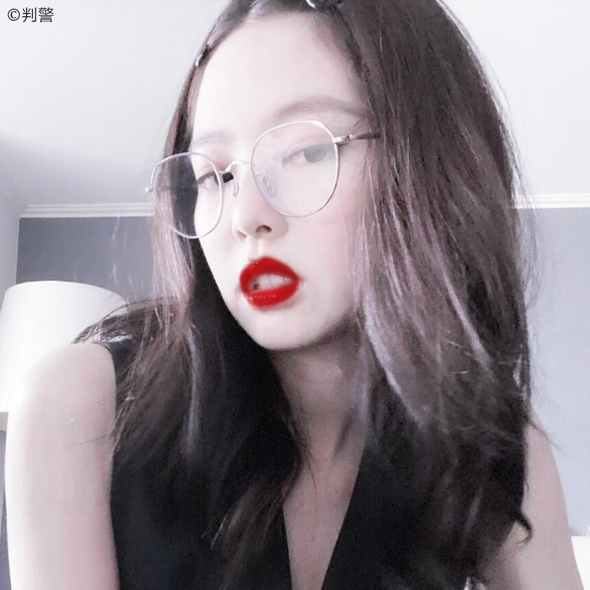 -jennie
又是为妮总提包的一天
禁止二改 二传注明dt判警blink-
-赏图愉快