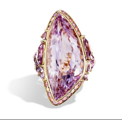 印尼珠宝商 John Hardy 刚刚推出「Cinta」系列的新一季作品，设计灵感源自该国旅游胜地「巴厘岛」。新作由2个子系列构成——「Legends」以具象风格重塑龙、虎、蛇等当地传说中的动物主题；「Classic Chain」则通过抽…