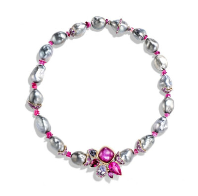 印尼珠宝商 John Hardy 刚刚推出「Cinta」系列的新一季作品，设计灵感源自该国旅游胜地「巴厘岛」。新作由2个子系列构成——「Legends」以具象风格重塑龙、虎、蛇等当地传说中的动物主题；「Classic Chain」则通过抽…