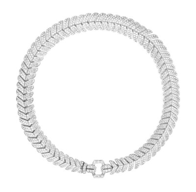 Boucheron 刚刚推出新一季高级珠宝系列——「Timeless」，灵感汲取自 Boucheron 历史作品档案，重新演绎常春藤叶、白桦林、锯齿纹饰、巴黎钉纹、旺多姆广场等经典元素，展现出简洁现代的珠宝风格