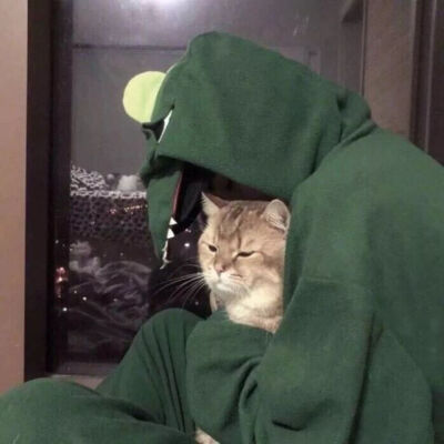 “星星喝醉了，掉进无人的海里。”