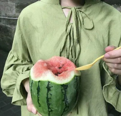 “星星喝醉了，掉进无人的海里。”