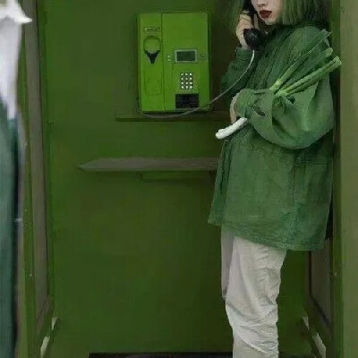 “星星喝醉了，掉进无人的海里。”