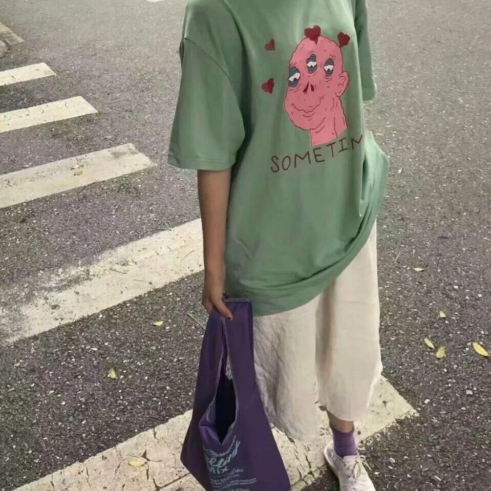 “星星喝醉了，掉进无人的海里。”