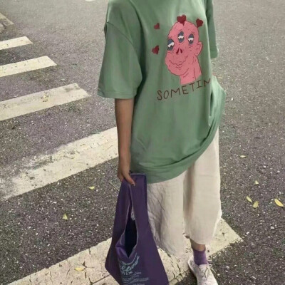 “星星喝醉了，掉进无人的海里。”