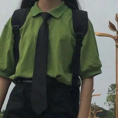 “星星喝醉了，掉进无人的海里。”