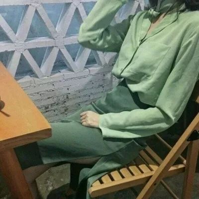 “星星喝醉了，掉进无人的海里。”