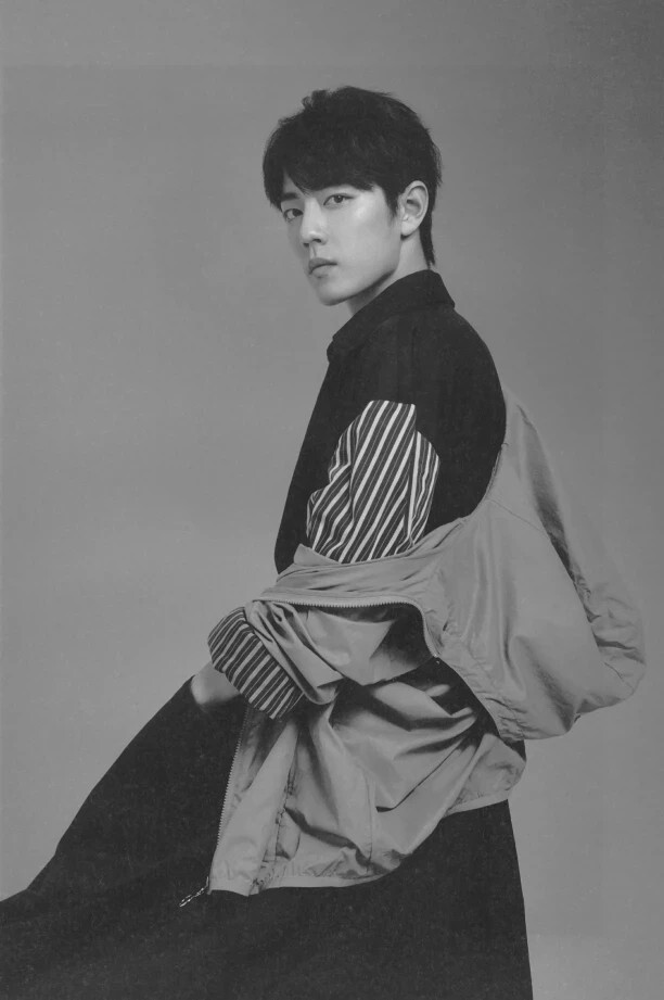  光洁白皙的脸庞，透着棱角分明的冷俊；乌黑深邃的眼眸，泛着迷人的色泽；那浓密的眉，高挺的鼻，绝美的唇形，无一不在张扬着高贵与优雅，这，这哪里是人，这根本就是童话中的白马王子嘛。战战！你说是吗？