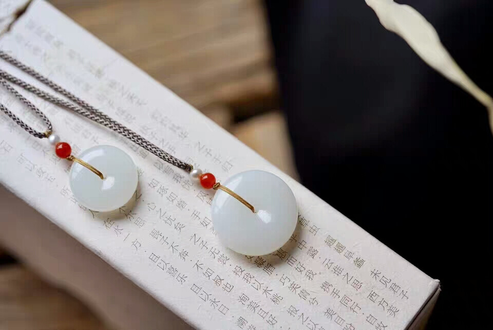 和田玉白玉平安扣吊坠
小扣：约22-9mm，8.5克
大扣：约28-8.2mm，13.9克