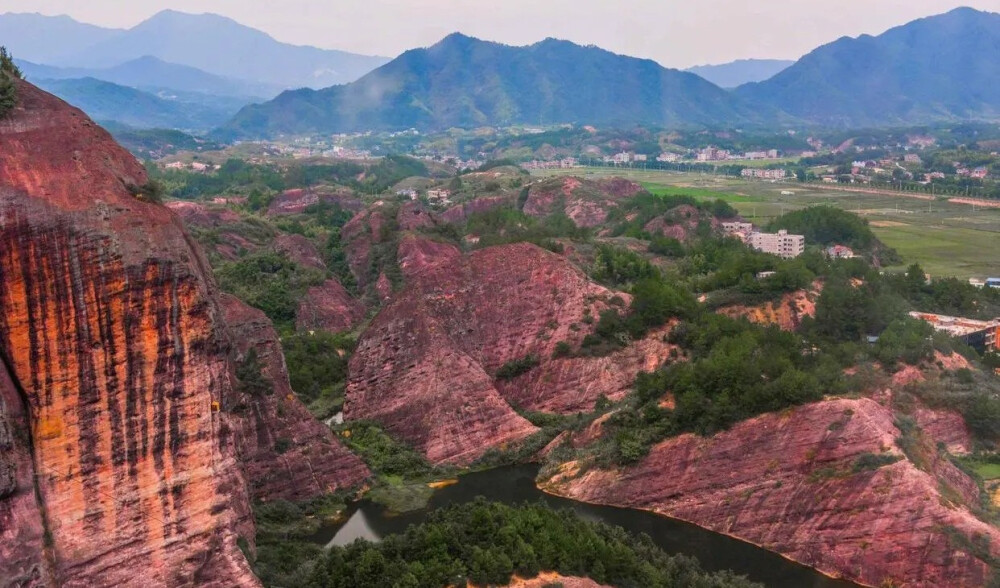 湖南岳阳石牛寨
地处湘鄂赣三省交汇处，素有“脚踏三省”之称。石牛寨主要以典型的丹霞风光为主，其方圆10余平方公里分布着连绵起伏的丹霞山貌，鬼斧神工的奇峰怪石形态各异，是我国目前为止所发现的规模最大的丹霞地貌群。
石牛寨景区分布着各种丹霞石峰、石壁、石洞，以险、奇、秀、美等特点著称，这里有奇特险峻的丹霞山貌，也有丰富神秘的人文故事，丹山奇观规模大，形态多，红石连绵，”群牛狂奔“，巍峨壮观，气势恢宏，美不胜收，有“十里绝壁、百里丹霞”之美誉。