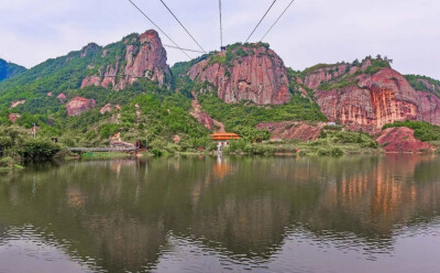 湖南岳阳石牛寨
地处湘鄂赣三省交汇处，素有“脚踏三省”之称。石牛寨主要以典型的丹霞风光为主，其方圆10余平方公里分布着连绵起伏的丹霞山貌，鬼斧神工的奇峰怪石形态各异，是我国目前为止所发现的规模最大的丹霞…