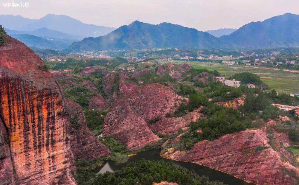 中国幅员辽阔，地大物博，大美神州，风光竞秀，不同的地域拥有丰富多样的自然风光和多姿多彩的人文风情，除了声名响彻的名山大川之外，在我国各地还隐藏着无数神奇壮美的丹霞地貌景观，展现着大自然的鬼斧神工却鲜有人知。
提起中国的丹霞风光，也许大家先想到的大多是，广东的丹霞山、福建的武夷山、甘肃的张掖丹霞、贵州赤水丹霞等著名的丹霞地质景点，而本文为大家分享的是湖南岳阳石牛寨、新疆阿克苏托木尔大峡谷、青海贵德国家地质公园、青海坎布拉国家森林公园4处小众的丹霞美景。