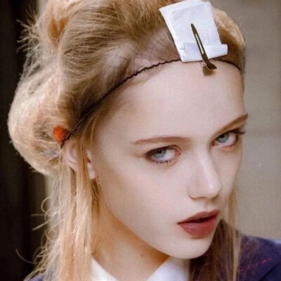 几百年后，有一个小女孩来到我的坟上说：“曾曾曾曾曾曾奶奶，你的闺蜜脱单了！”我从坟里跳出来，扇了她一巴掌，对她说：“不信谣！不传谣！”