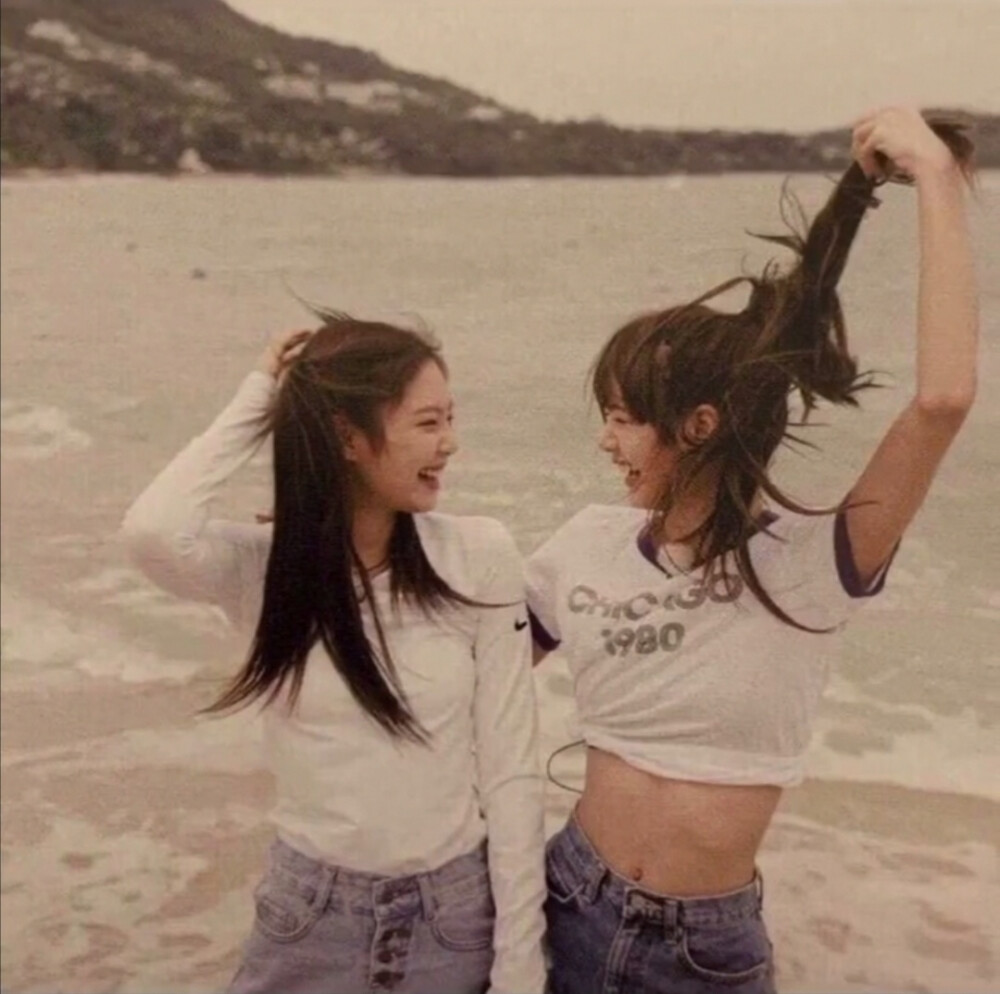 BLACKPINK.
janne.
Lisa.