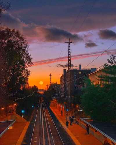 【背景图】夕阳 安静 温柔 生活
喜欢一个人在傍晚的时候带着耳机听着温柔的音乐搭上最后一班末班车从坐到尾，一边欣赏着沿途的风景。