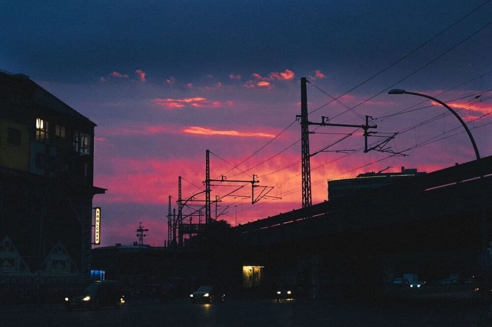 【背景图】夕阳 安静 温柔 生活
喜欢一个人在傍晚的时候带着耳机听着温柔的音乐搭上最后一班末班车从坐到尾，一边欣赏着沿途的风景。