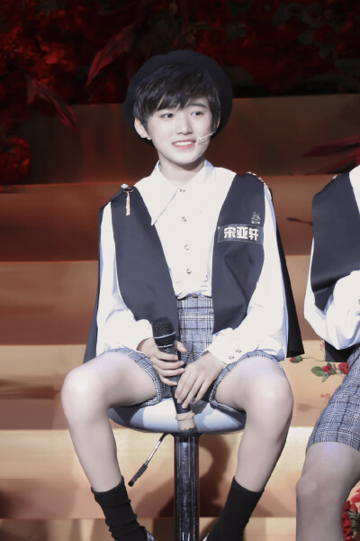  上幼儿园真的烦死了！！这么早就要起床，但是妈妈说我不去的话，园长就会给妈妈打电话，说我不去，幼儿园的小朋友都在哭。⌯'ㅅ'⌯
