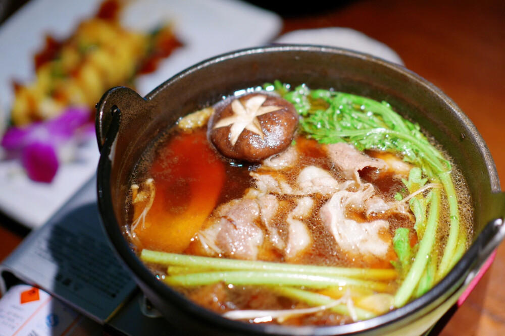 抱凤仙大腿真开心 鳗鱼饭管够 鹅肝寿司管够
和她吵架还会贴心的给倒茶「宝宝喝口水」啊哈哈哈哈哈哈哈
永远长不大做麻麻的羽绒服，嘻嘻嘻