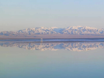 茶卡盐湖，这颗镶嵌在雪山草地间的“天空之镜”，在翻越山川湖海后，面对这份大自然的馈赠，足以让旅行者放飞心灵，找到自我。