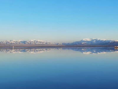 茶卡盐湖，这颗镶嵌在雪山草地间的“天空之镜”，在翻越山川湖海后，面对这份大自然的馈赠，足以让旅行者放飞心灵，找到自我。