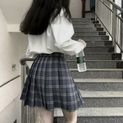 部位图|女生|背景图
女孩子的裙摆撑的起所有温柔和盛夏