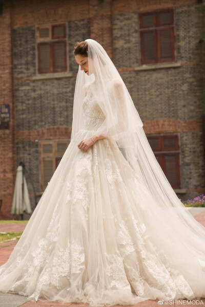 SHINEMODA 婚纱，图片来源微博。@SHINEMODA