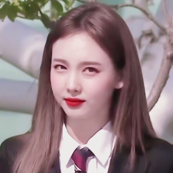 —
不知名的果子啪嗒一声落入车窗，一面是日光，一面是果香。
原截温绒