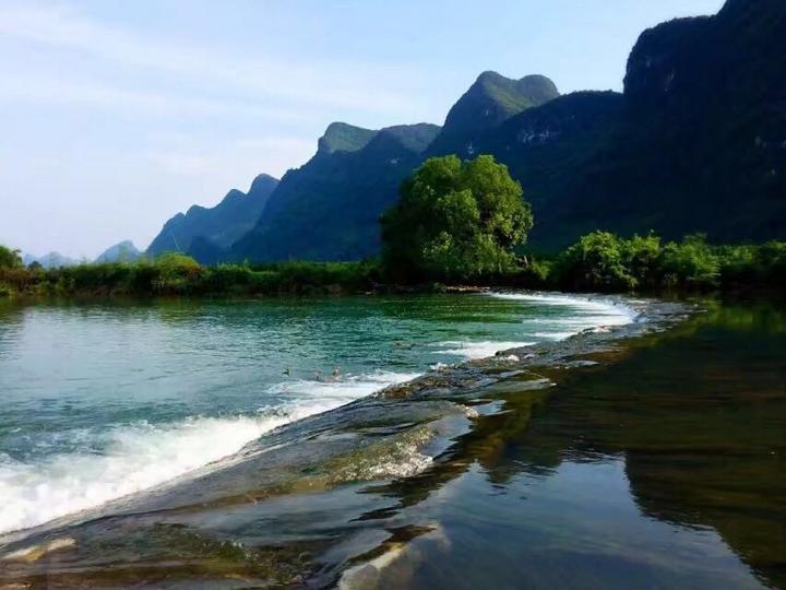 广西桂林遇龙河
广西桂林凭借着自然优势，独特秀美的山水风光得到了“桂林山水甲天下”之美誉，而阳朔的遇龙河更有着“阳朔山水甲桂林”的赞誉！遇龙河是漓江在阳朔境内最长的一条支流，有43.5公里之长，流经超过五个乡镇、二十多个村庄，有着“小漓江”之称。虽不是漓江却胜似漓江之美！