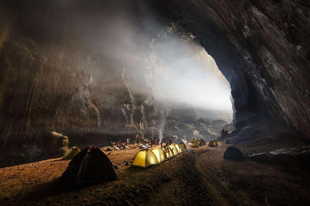 韩松洞露营
在两天的登山和洞穴探险之后，我们抵达了世界最大洞穴「韩松洞」（Hang Son Doong）里的第一个营地。 hotograph by Ryan Deboodt