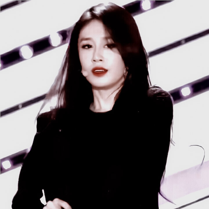 
忧 郁 的小 女 孩 充 满 了 她 的 心 事
