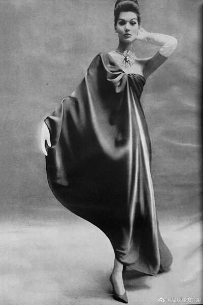 巴黎世家"老子做的版型够你们啃一辈子!!!"
Cristóbal Balenciaga back in 1950's