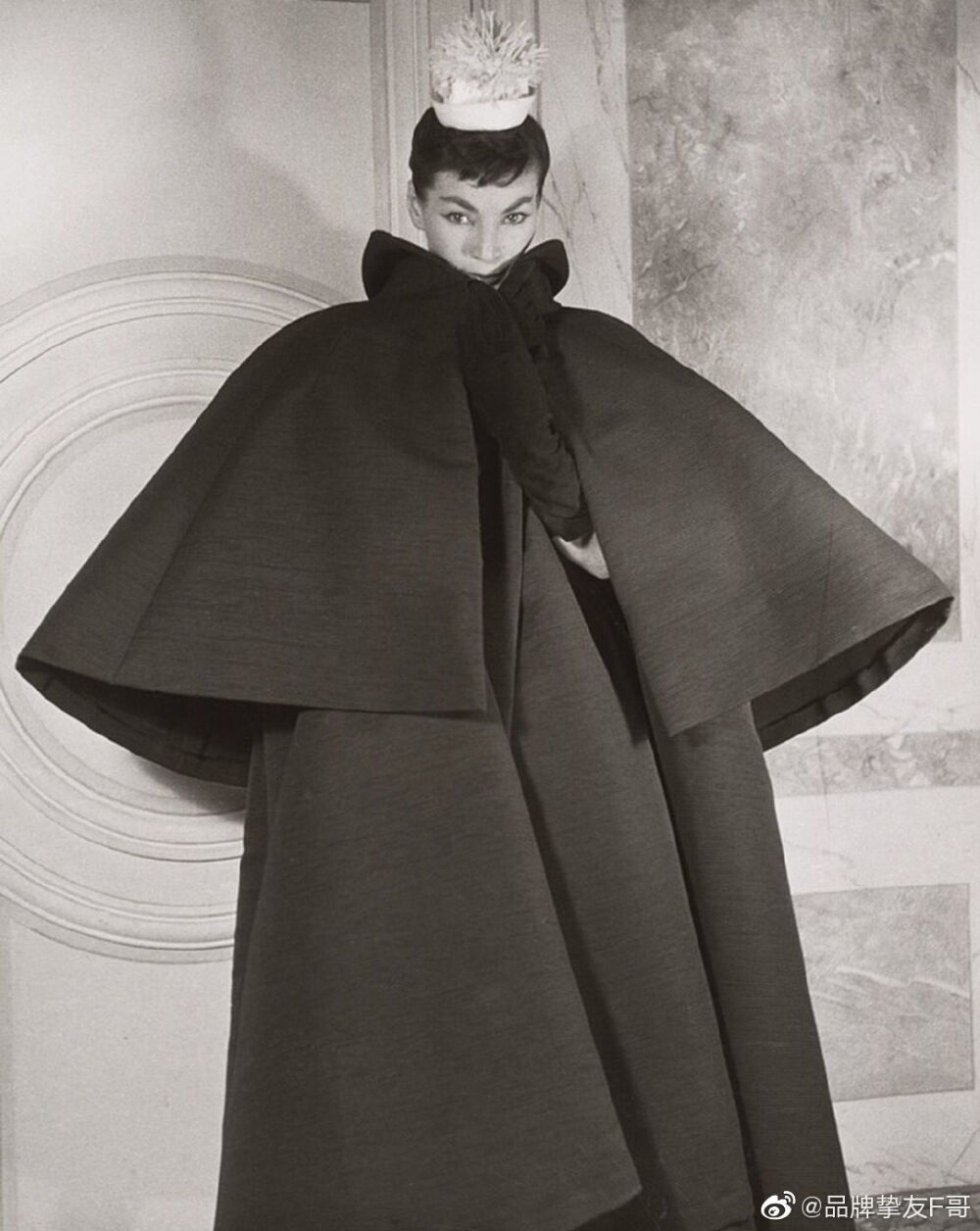 巴黎世家"老子做的版型够你们啃一辈子!!!"
Cristóbal Balenciaga back in 1950's