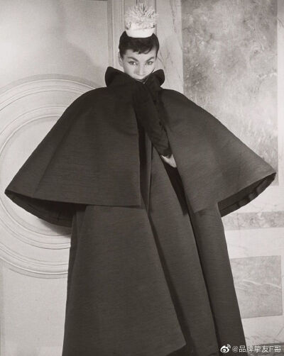 巴黎世家"老子做的版型够你们啃一辈子!!!"
Cristóbal Balenciaga back in 1950's