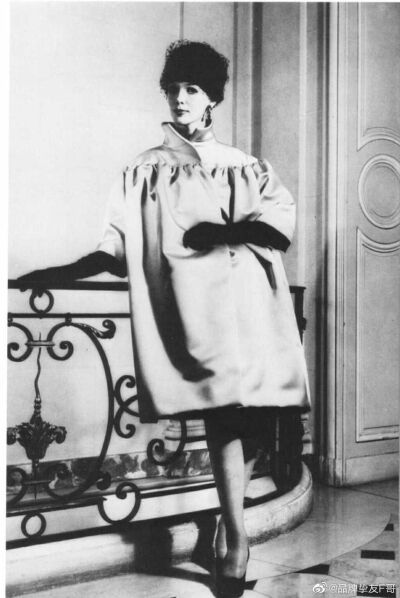 巴黎世家"老子做的版型够你们啃一辈子!!!"
Cristóbal Balenciaga back in 1950's
顺便指路品牌创始人博物馆 Cristóbal Balenciaga Museoa 的几个线上展览 http://t.cn/A67in7q2