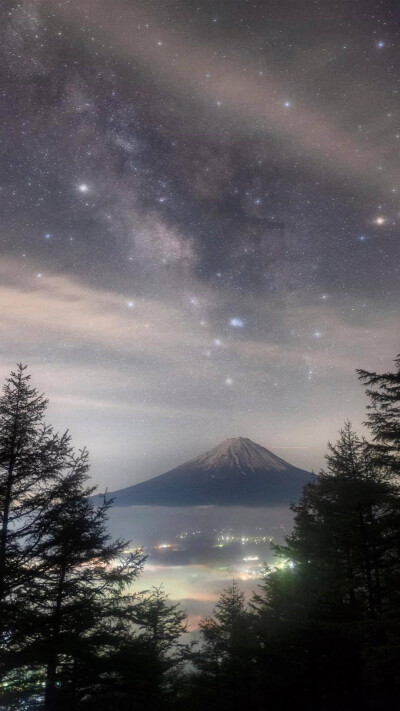 富士山 - cr：未知
风景壁纸/湖光山色/夜景摄影/小清新/天空晚霞/横屏壁纸/锁屏壁纸/手机壁纸ins/高清壁纸/背景图/文案/