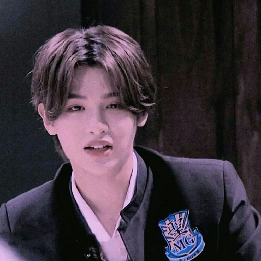 黄明昊.