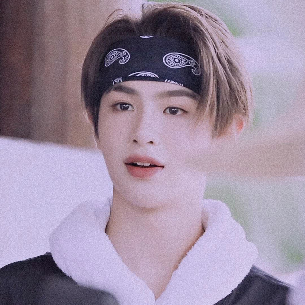 黄明昊.