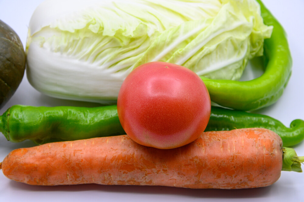 蔬菜 植物 食物 食品 健康 食材 食物原料 农作物 种植的 低热量 营养 膳食纤维 有机食品 绿色食品 健康食品 瘦身 减肥 新鲜 鲜艳 彩色 膳食 饮食 维生素 青菜 白色背景 多种 尖椒 辣椒 胡萝卜 南瓜 西红柿 白菜 大白菜 红色 青色 绿色 桔色 辣 酸
