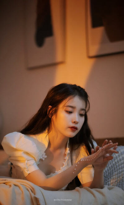  IU | EIGHT拍摄花絮
cr:边五爷