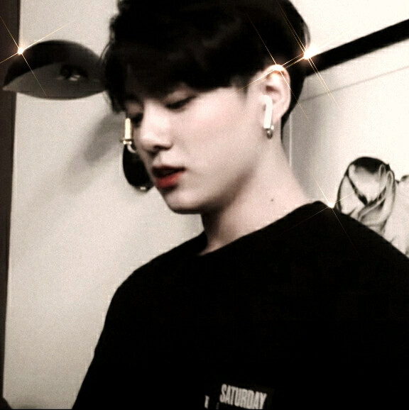 ©C009 原截江晞
◇× 光一下子跌进他的眼睛 睫上长出一片森林 透明的肌肤像三月里的冰 只一抬头 我的心就失了火 还有风嘶哑的咳嗽 和他的鼻息一起 吹散我的魂魄 ×◇