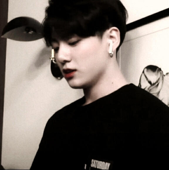 ©C009 原截江晞
◇× 光一下子跌进他的眼睛 睫上长出一片森林 透明的肌肤像三月里的冰 只一抬头 我的心就失了火 还有风嘶哑的咳嗽 和他的鼻息一起 吹散我的魂魄 ×◇