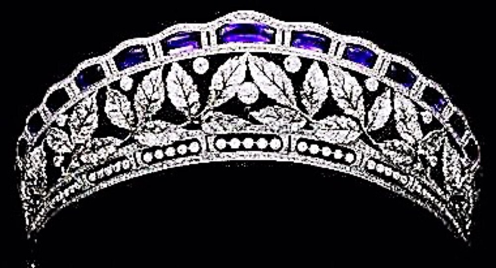 The fabulous diamond and cabochon amethyst tiara of the d'Otrante 瑞典富歇·奥特朗托公爵家族的紫水晶钻石王冠，制造于1808or1910年两个年代，珠宝商是Koch，王冠的主体部分是叶子设计，顶部还镶嵌有素面的紫水晶。最近的一次出现，是在1968年塞恩-维特根斯坦-贝勒伯格亲王理查德和丹麦公主本尼迪克特婚礼上，理查德的长辈布里吉特佩戴了这顶紫水晶钻石王冠，并在本世纪初出版的一本珠宝书中记录了这件珠宝。