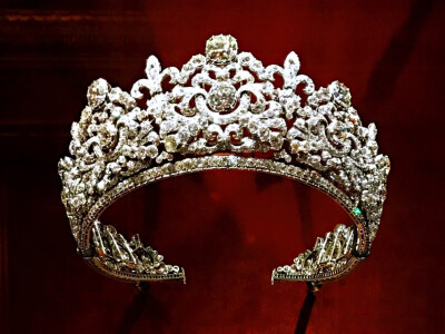 意大利公主玛丽·弗朗西斯卡的鸢尾钻石王冠，是父母维克多·伊曼纽尔三世和伊莲娜送给小女儿的结婚礼物，珠宝上的钻石都是来自家族的珠宝库，制造商是Petochi，1964年玛丽·弗朗西斯卡的长媳布里吉特进门的时候借戴了这…